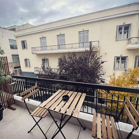 Luxurious Wooden Detail Flat In City Center Chalkida Bagian luar foto