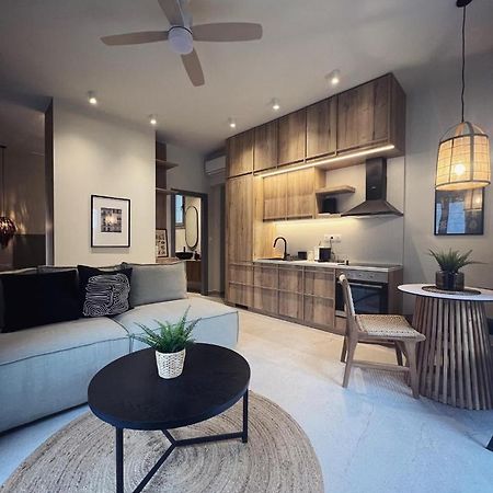 Luxurious Wooden Detail Flat In City Center Chalkida Bagian luar foto