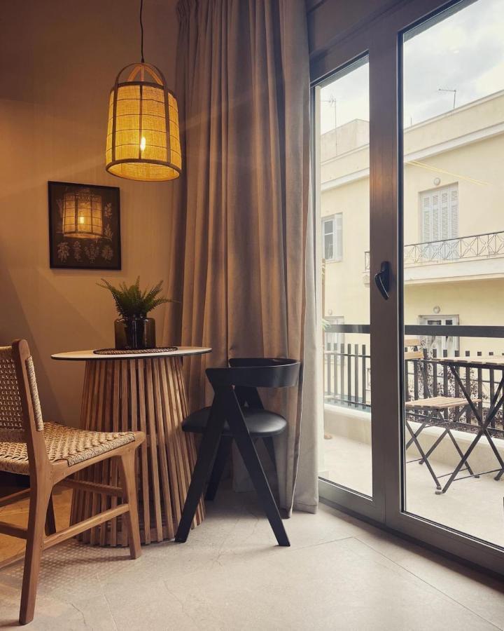 Luxurious Wooden Detail Flat In City Center Chalkida Bagian luar foto