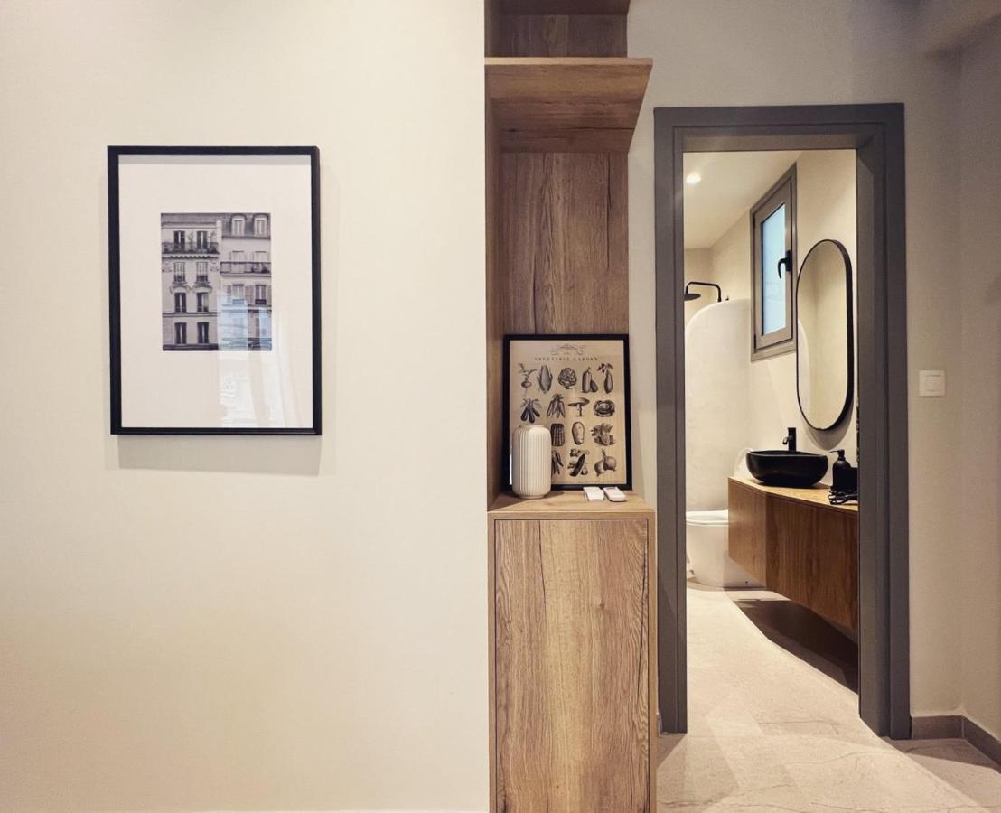 Luxurious Wooden Detail Flat In City Center Chalkida Bagian luar foto