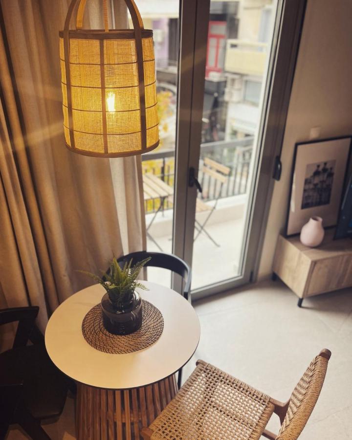 Luxurious Wooden Detail Flat In City Center Chalkida Bagian luar foto