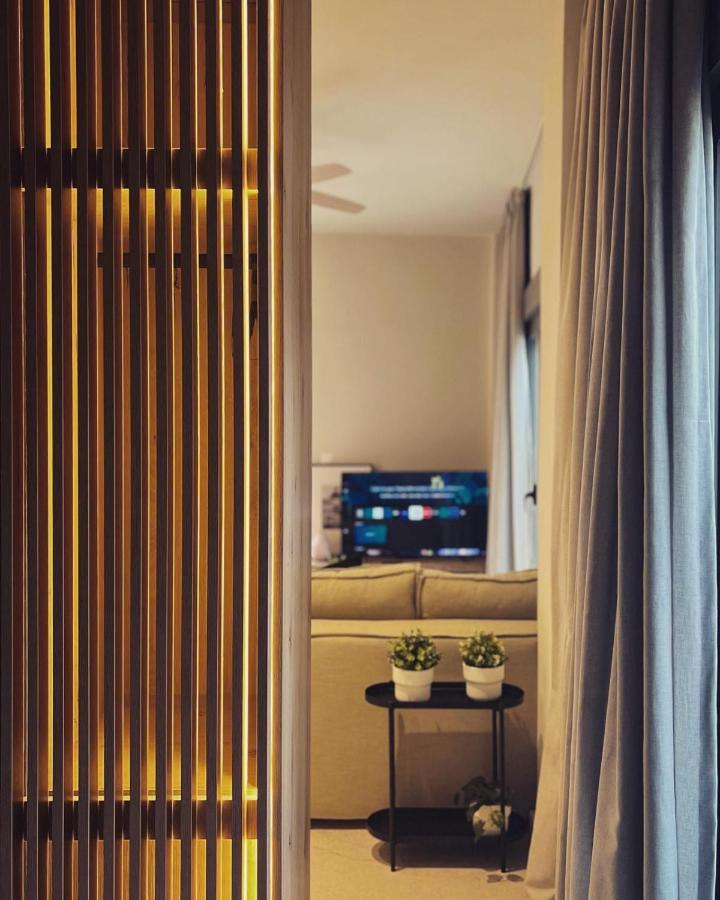 Luxurious Wooden Detail Flat In City Center Chalkida Bagian luar foto