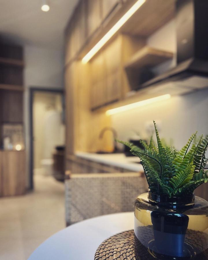 Luxurious Wooden Detail Flat In City Center Chalkida Bagian luar foto
