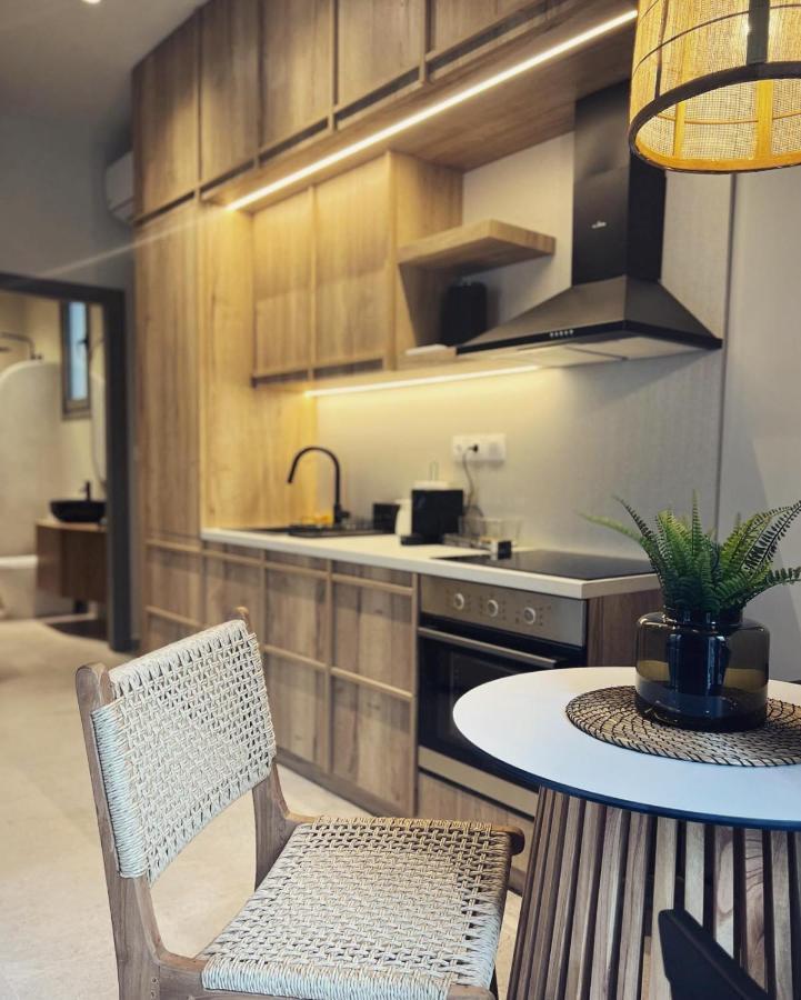 Luxurious Wooden Detail Flat In City Center Chalkida Bagian luar foto