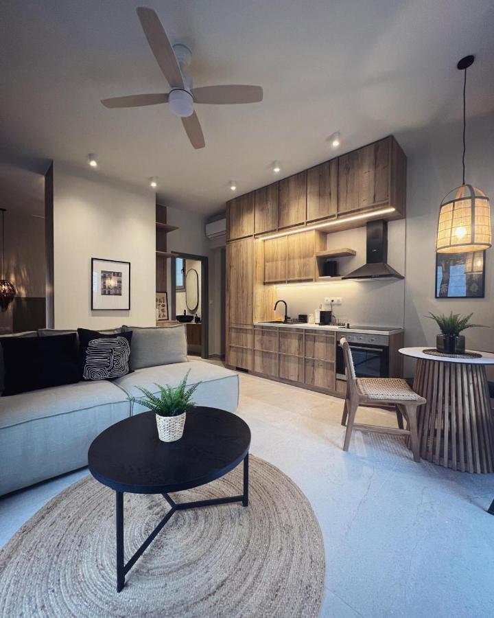 Luxurious Wooden Detail Flat In City Center Chalkida Bagian luar foto