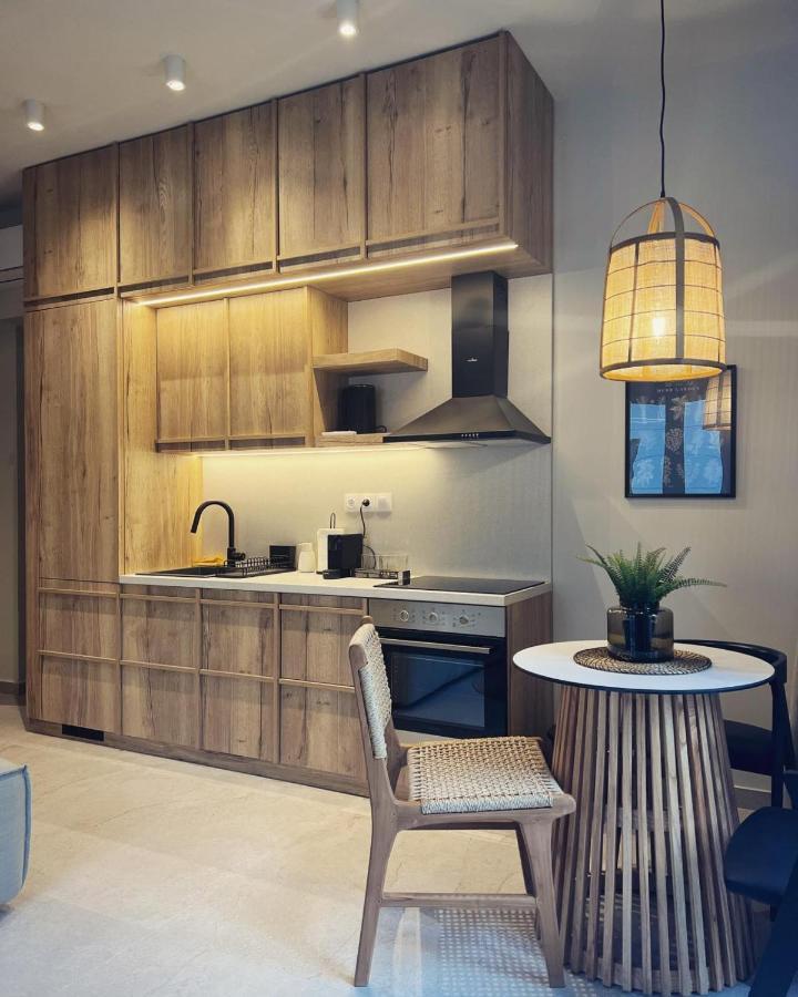 Luxurious Wooden Detail Flat In City Center Chalkida Bagian luar foto