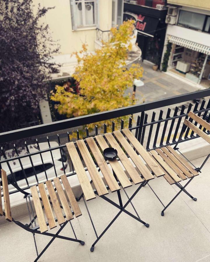Luxurious Wooden Detail Flat In City Center Chalkida Bagian luar foto