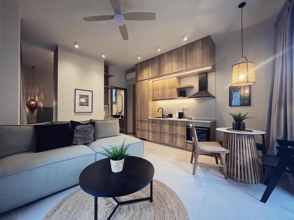 Luxurious Wooden Detail Flat In City Center Chalkida Bagian luar foto