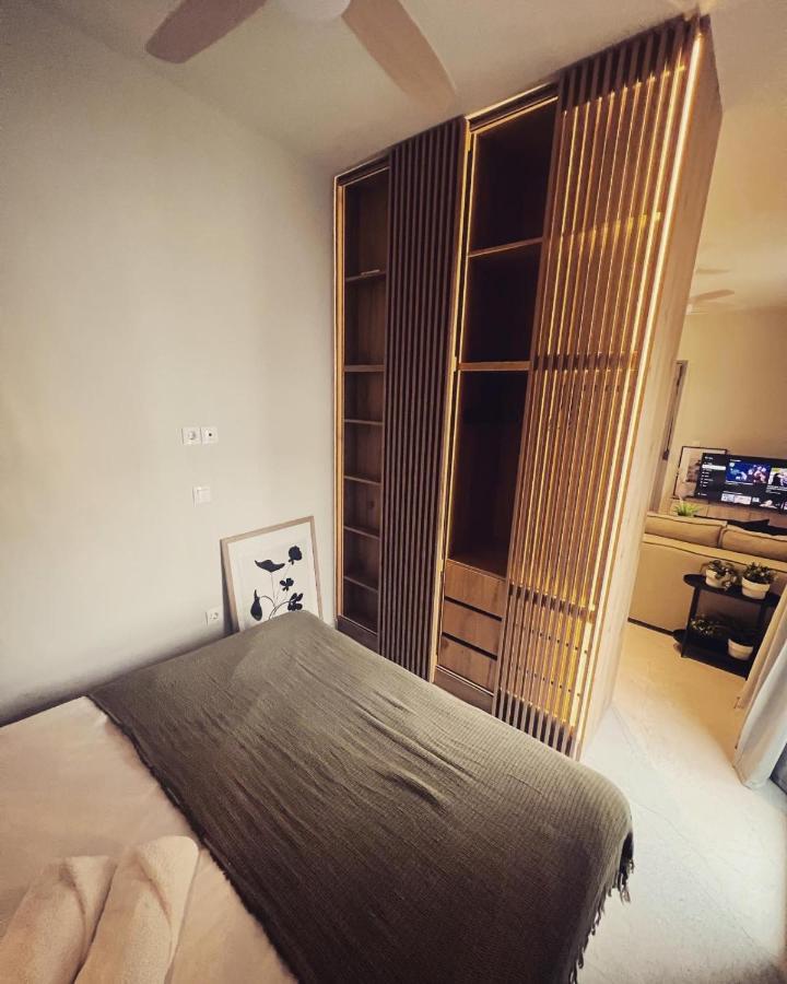 Luxurious Wooden Detail Flat In City Center Chalkida Bagian luar foto