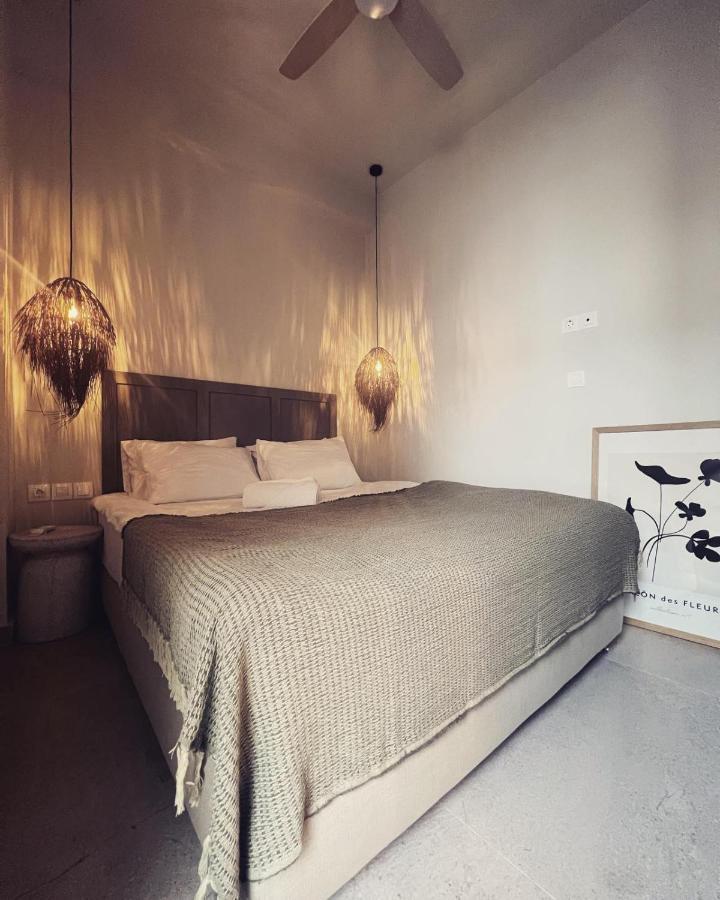 Luxurious Wooden Detail Flat In City Center Chalkida Bagian luar foto