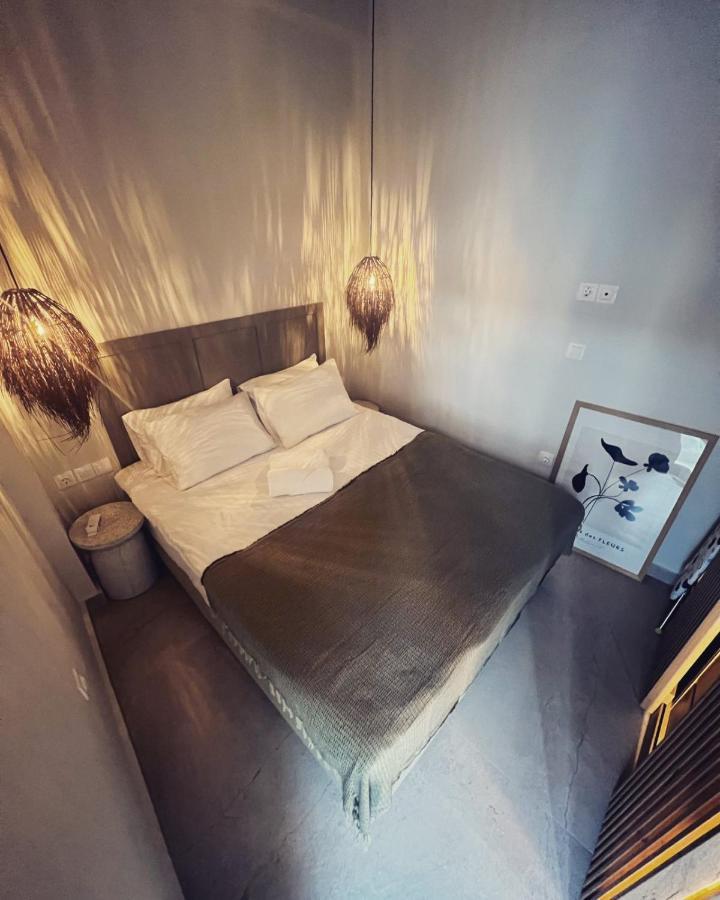 Luxurious Wooden Detail Flat In City Center Chalkida Bagian luar foto