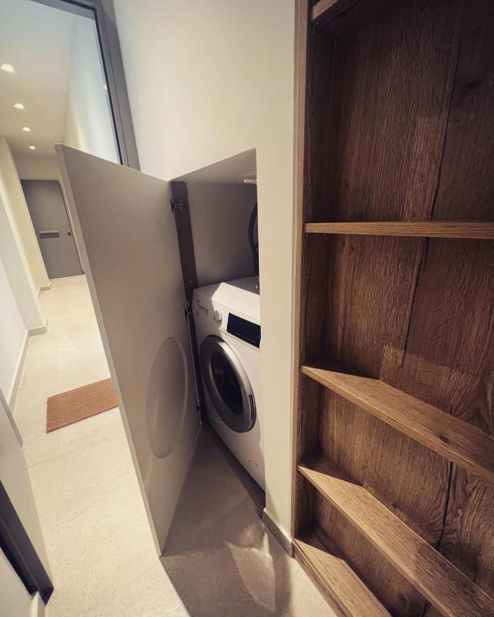 Luxurious Wooden Detail Flat In City Center Chalkida Bagian luar foto
