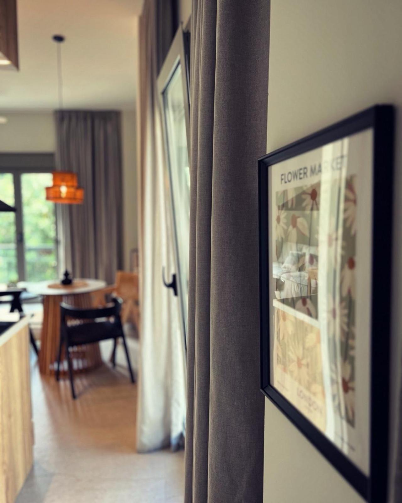 Luxurious Wooden Detail Flat In City Center Chalkida Bagian luar foto