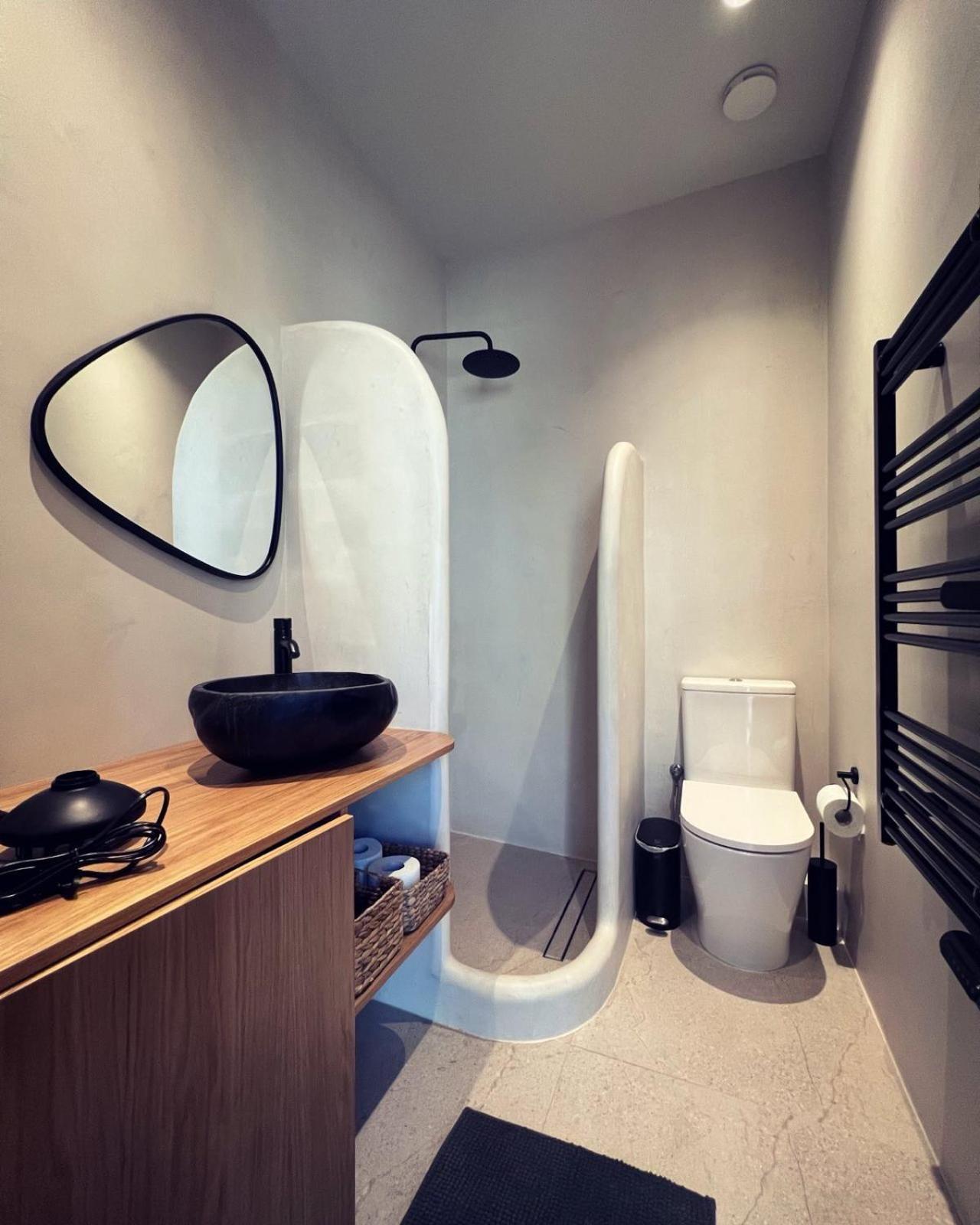 Luxurious Wooden Detail Flat In City Center Chalkida Bagian luar foto