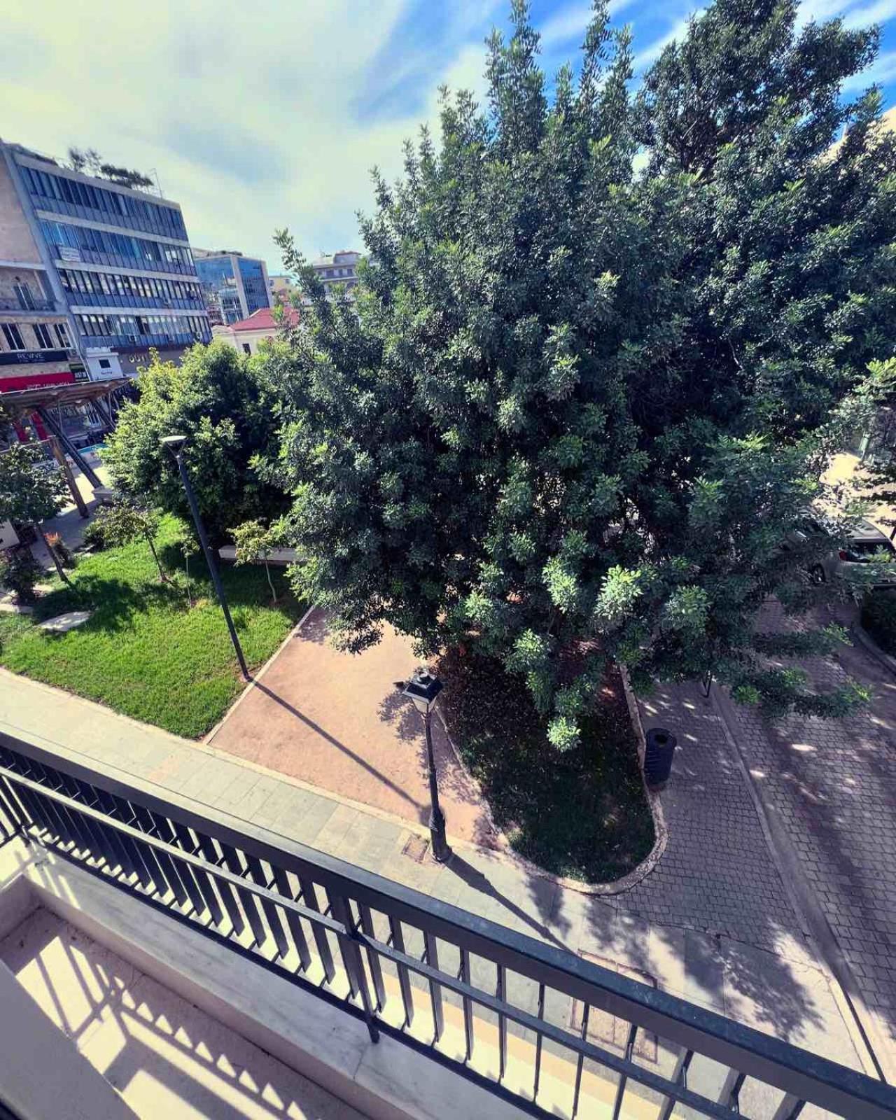 Luxurious Wooden Detail Flat In City Center Chalkida Bagian luar foto