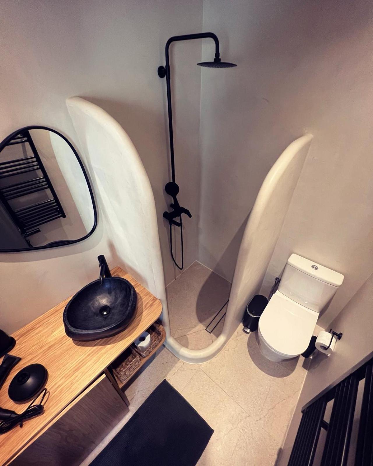 Luxurious Wooden Detail Flat In City Center Chalkida Bagian luar foto