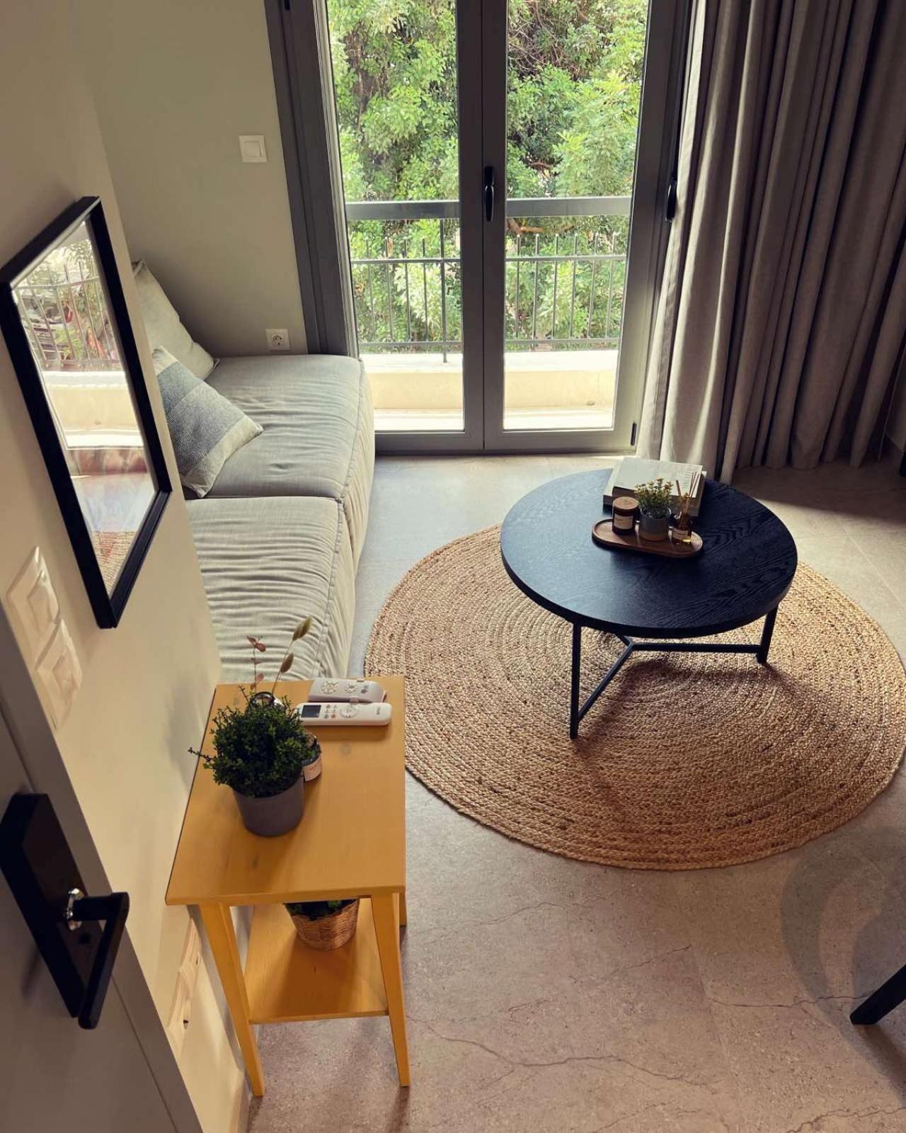 Luxurious Wooden Detail Flat In City Center Chalkida Bagian luar foto