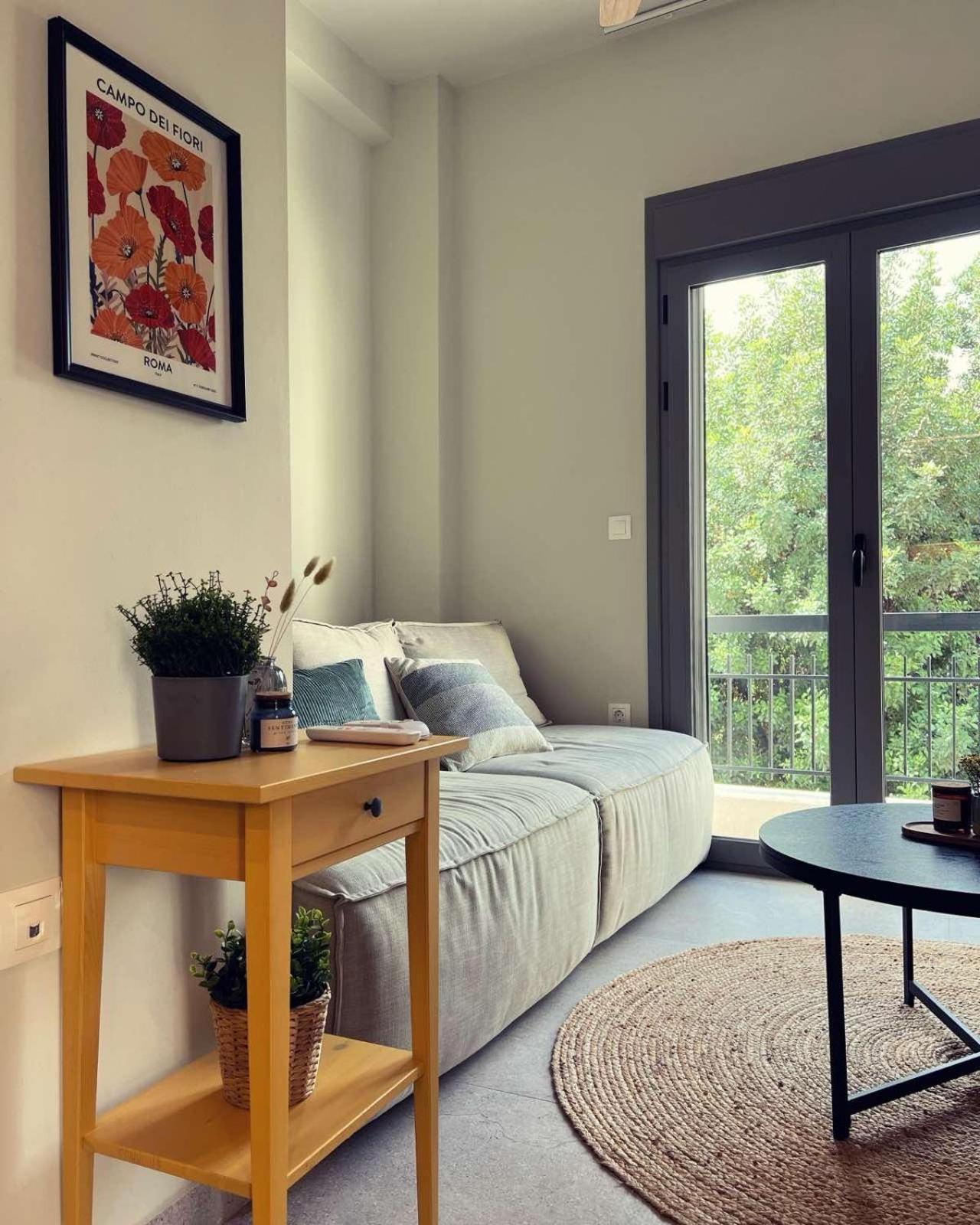 Luxurious Wooden Detail Flat In City Center Chalkida Bagian luar foto
