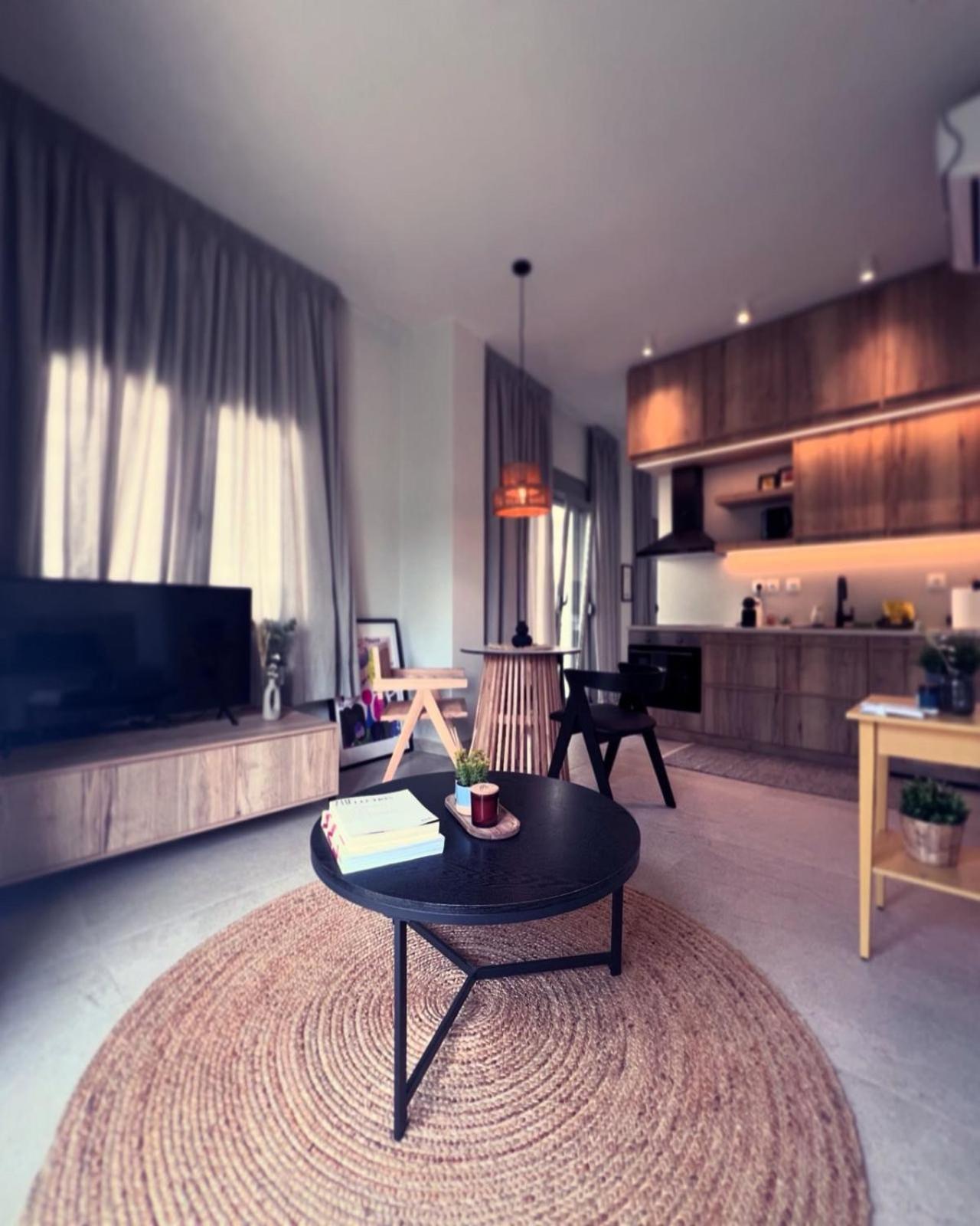 Luxurious Wooden Detail Flat In City Center Chalkida Bagian luar foto